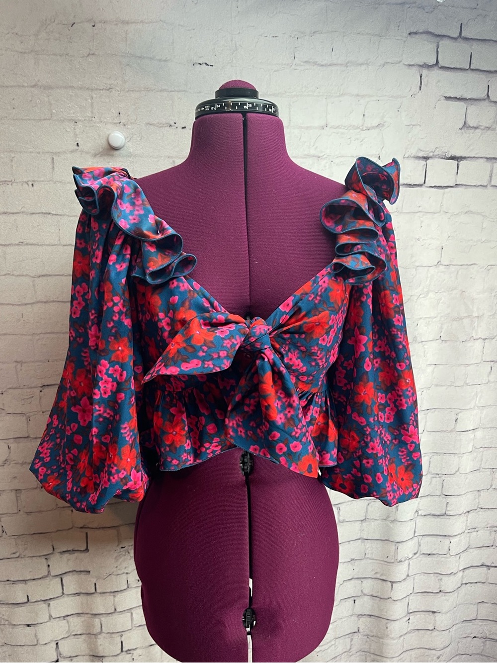 Keepsake the label size 6 blue with pink and red florals puff sleeve crop top